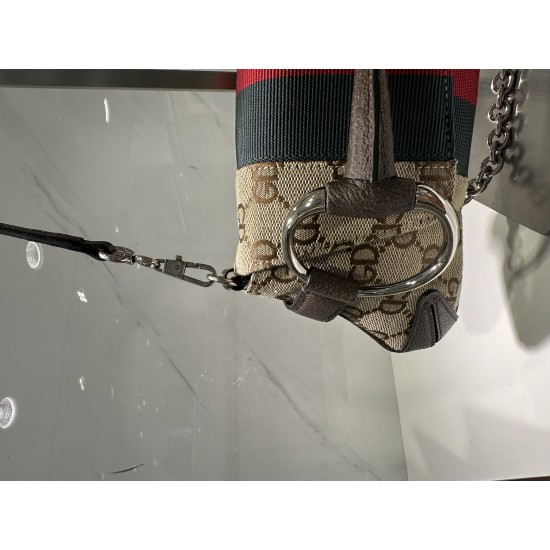 chain shoulder bag of woman