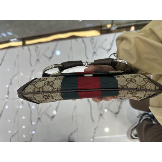 chain shoulder bag of woman