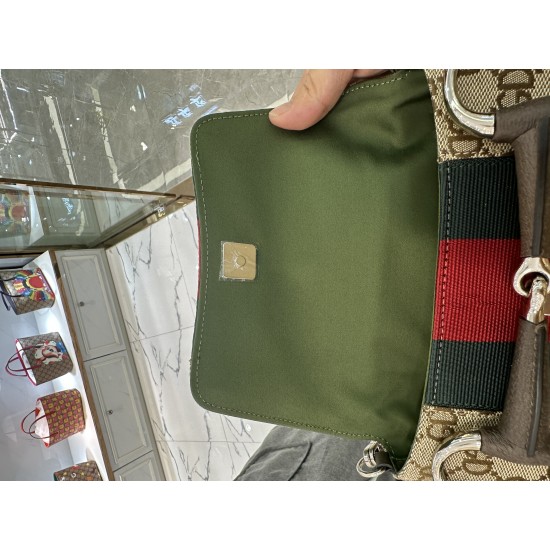 chain shoulder bag of woman