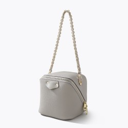 Top Layer Cowhide Vintage Buckle Box Bag with a High-end Sense of Fashion and Versatile Single Shoulder Bag.