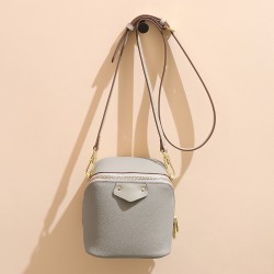 Top Layer Cowhide Vintage Buckle Box Bag with a High-end Sense of Fashion and Versatile Single Shoulder Bag.