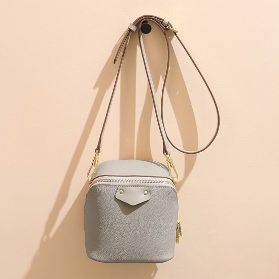 Top Layer Cowhide Vintage Buckle Box Bag with a High-end Sense of Fashion and Versatile Single Shoulder Bag.