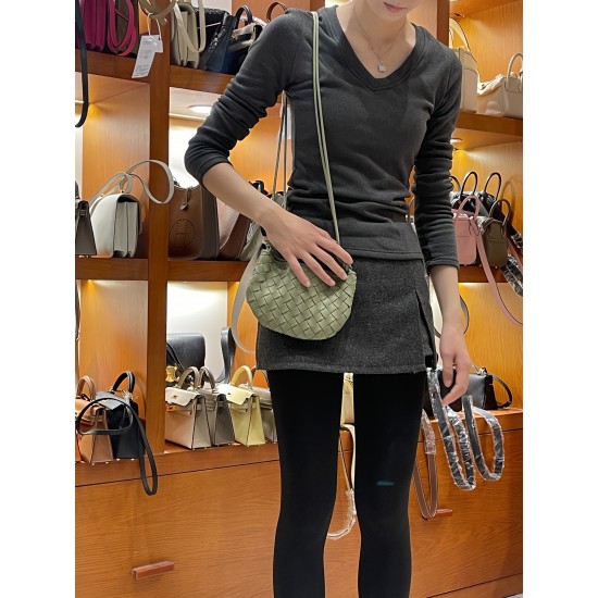 Hand-made Hand-made Green Cross-body Bag with Cow Leather Is Fashionable and Versatile