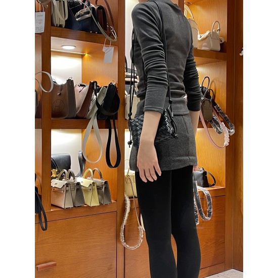 Hand-made Hand-made Brown Cross-body Bag with Cow Leather Is Fashionable and Versatile