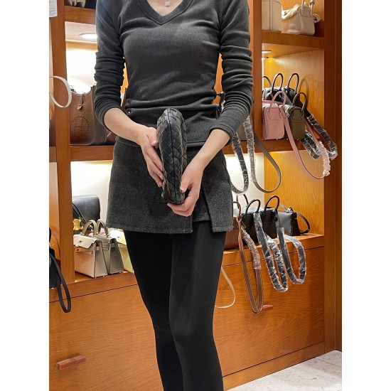 Hand-made Hand-made Brown Cross-body Bag with Cow Leather Is Fashionable and Versatile