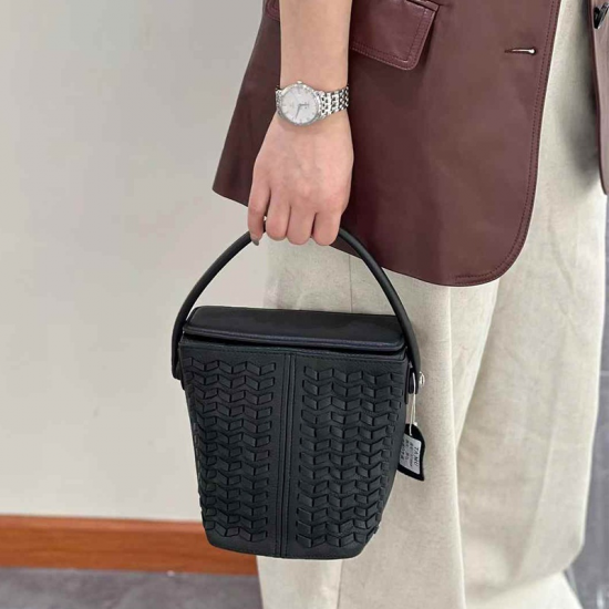 Women's Genuine Cowhide Leather Cross-Border Niche Hand-Woven Fashion Bucket Bag Wholesale Crossbody Winter Shoulder Bag for