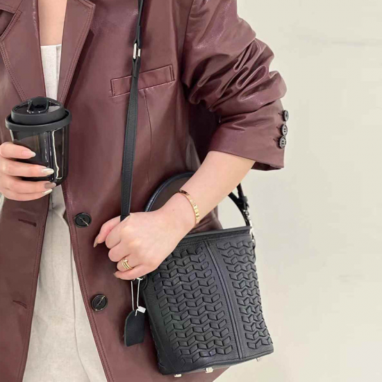Women's Genuine Cowhide Leather Cross-Border Niche Hand-Woven Fashion Bucket Bag Wholesale Crossbody Winter Shoulder Bag for