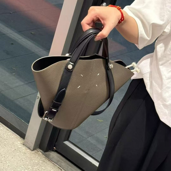 Women's Large Capacity Cowhide Leather Bucket Handbag New Style Open Closure Personalized Fan-Shape Basket Tote Bag