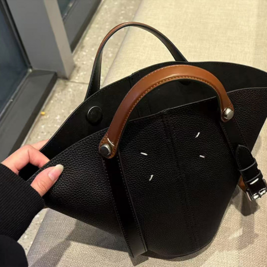 Women's Large Capacity Cowhide Leather Bucket Handbag New Style Open Closure Personalized Fan-Shape Basket Tote Bag