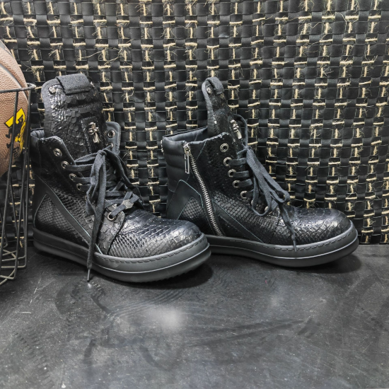 RO25 Men's Retro Mid-Top Boots New Snake Pattern Fashionable Croc Style Walking Shoes