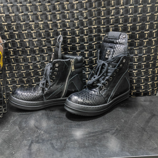 RO25 Men's Retro Mid-Top Boots New Snake Pattern Fashionable Croc Style Walking Shoes