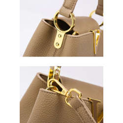 Luxurious Single Shoulder Bag in Genuine Leather, Model V, From a Renowned Brand